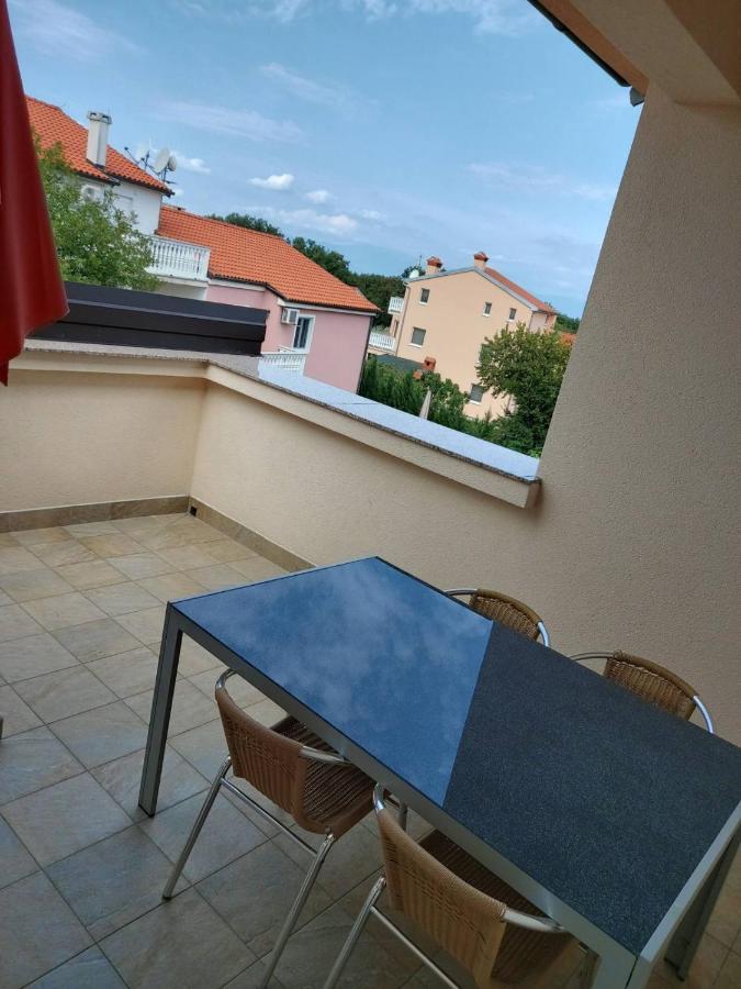 Apartmani Anita Malinska Bagian luar foto